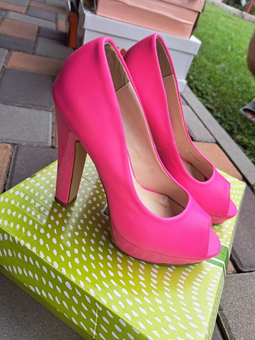 Vând pantofi și sandale