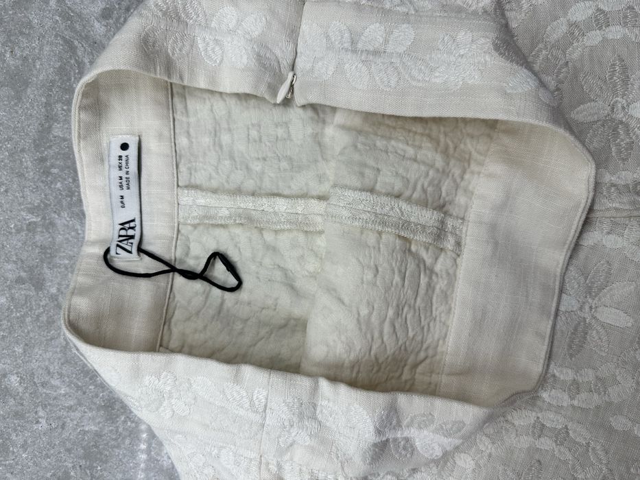 Pantaloni scurti din in cu broderie Zara
