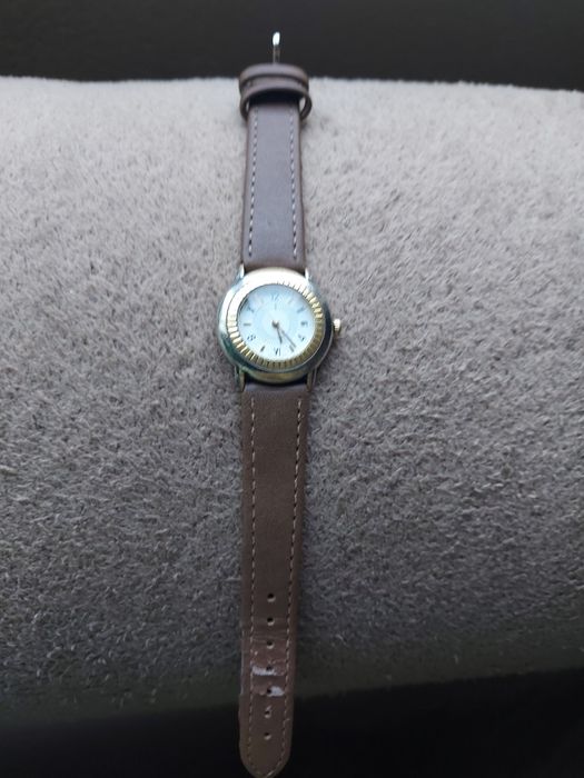 Швейцарски часовник на марката YSL