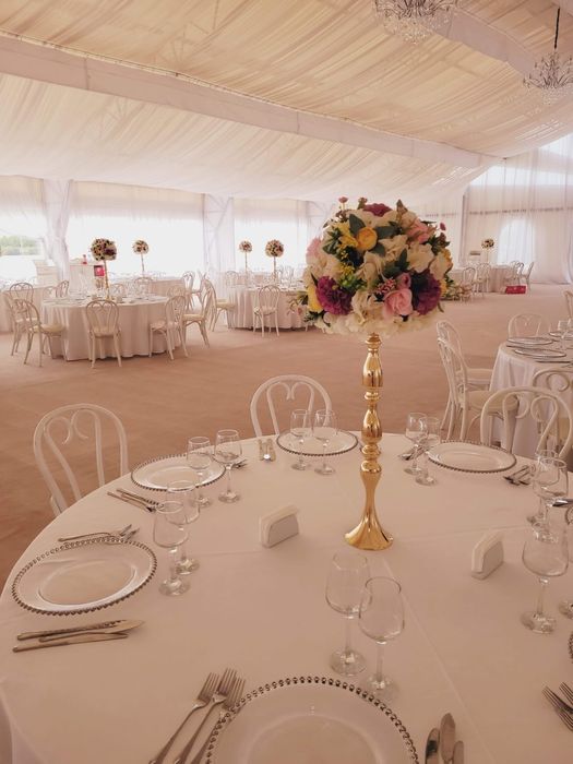 Panou floral cu băncuță și stâlpișori