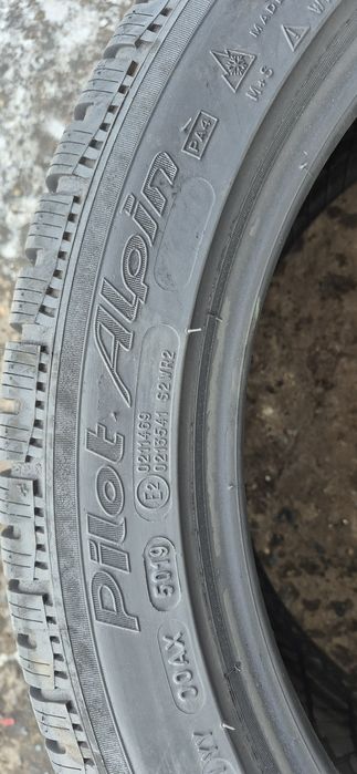 2 anvelope iarna ca noi Michelin 275/40/19.Pretul este pe bucata