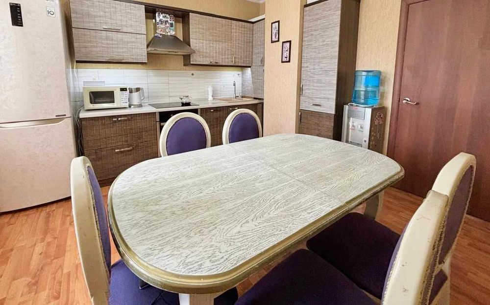 Продаётся обеденный стол со стульями.