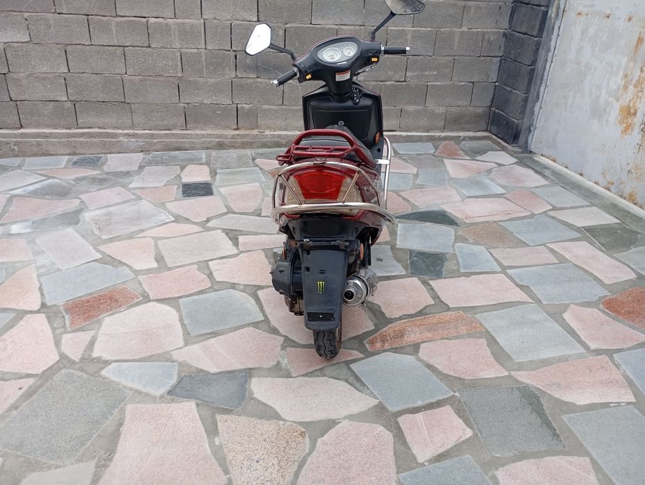 Продам скутер Yadea