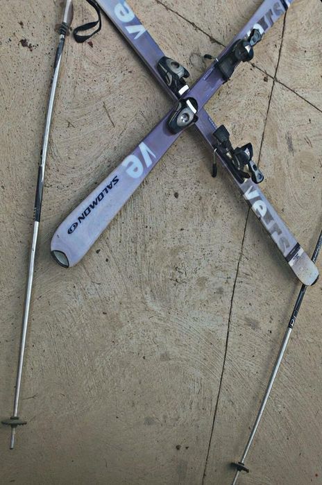 Vând schiuri cu bețe