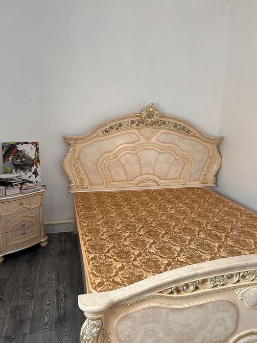 Кровать матрасымен, тумбочка айнасымен сатылады