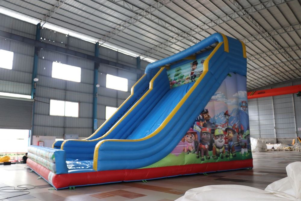 Надуваема пързалка, батут, детски център атракциони