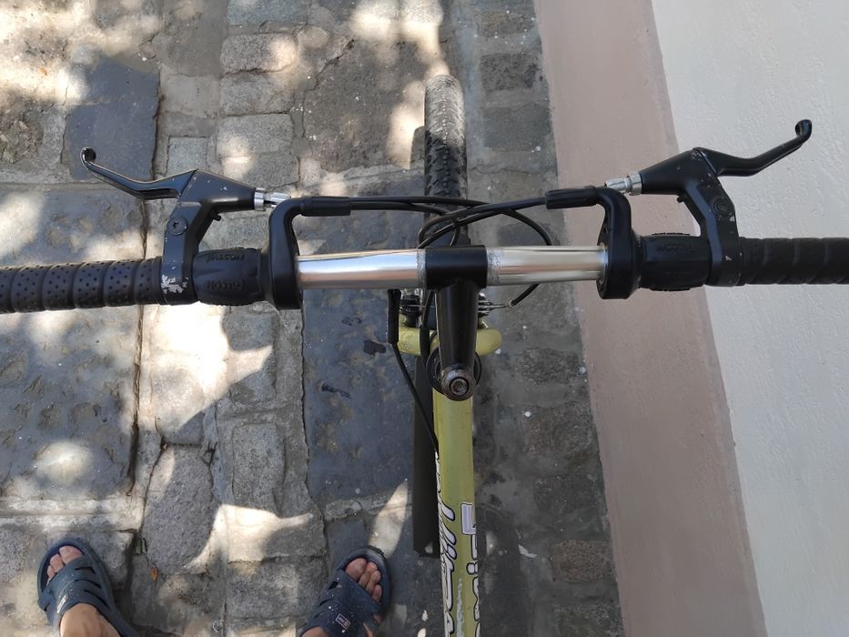 Se vinde bicicleta Decatlon  dama adusa de noua din spania ,cu mici zgîrieturi pe ici pe colo  dimensiunea rotilor 26.