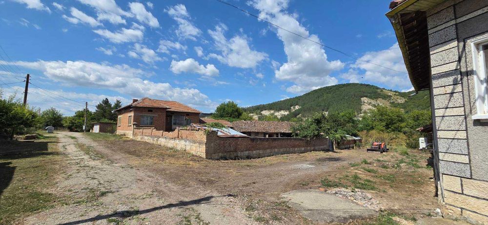 Къща с жилищна пристройка, равен двор и стопански постройки в с. Острица