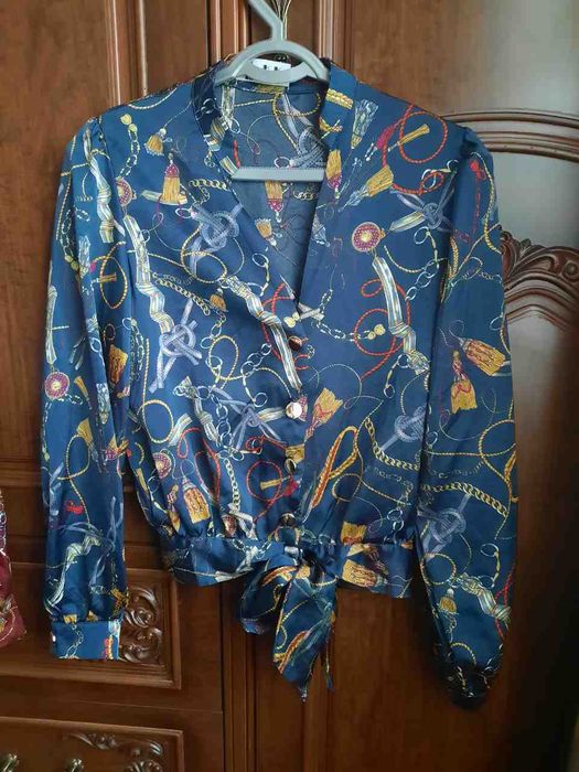 Kofta atlasnoy jenskiy