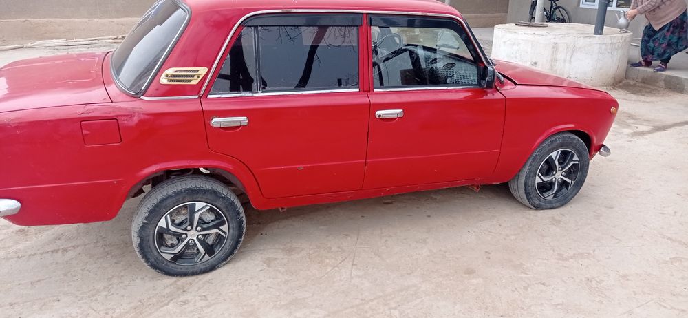 Vaz 2101.85 yil gazi bor benzindayam yuradi