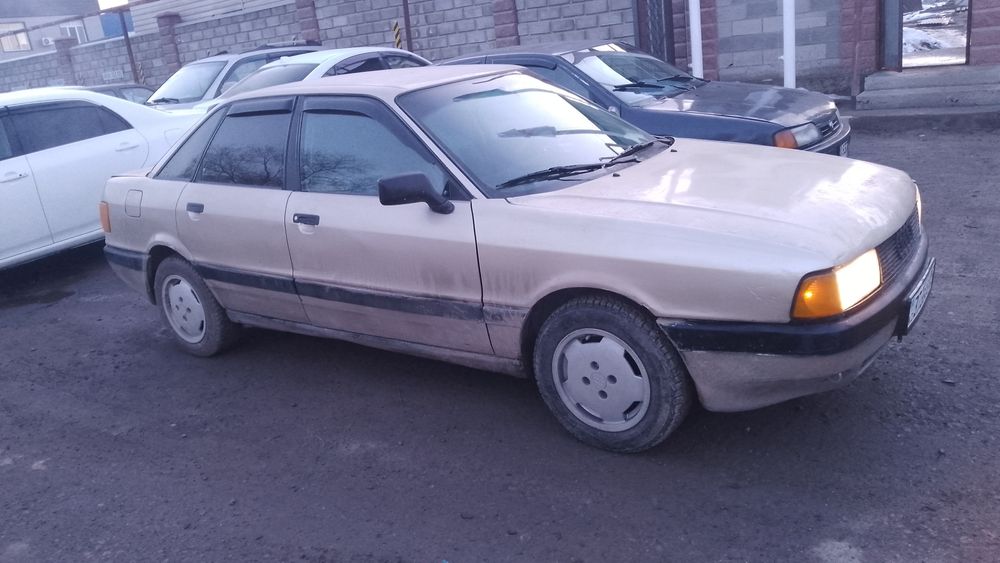 Машина Ауди 80 на полном ходу