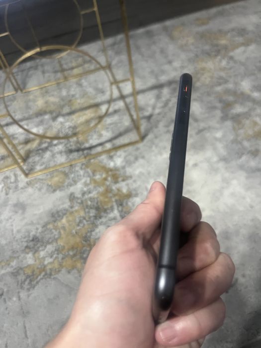 Iphone 11 . Telefonul nu prezinta zgaraieruri, lovituri sau lovituri.