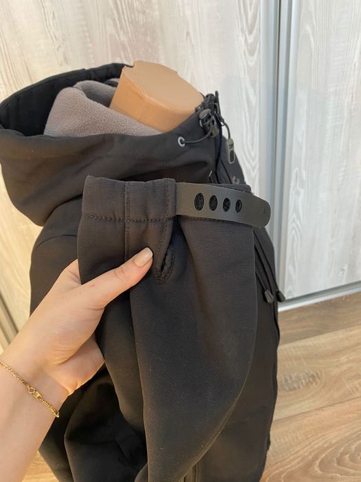 Vând haină impermeabilă care reține caldura.