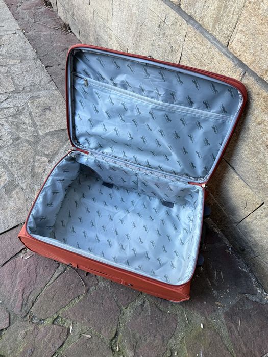 Оранжев куфар - захабен, но здрав