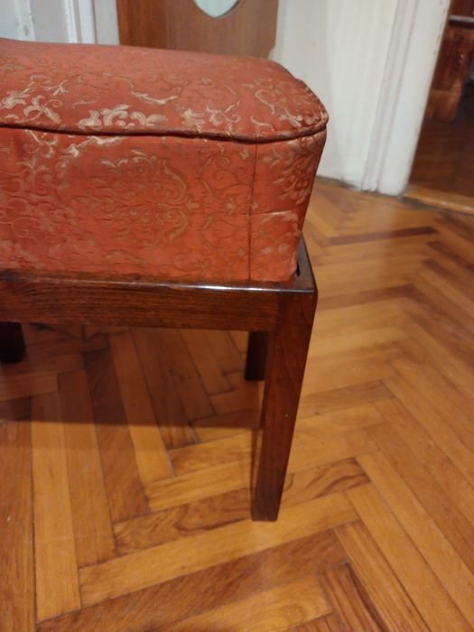 Scaunel lemn de nuc cu sezut individual pe arcuri