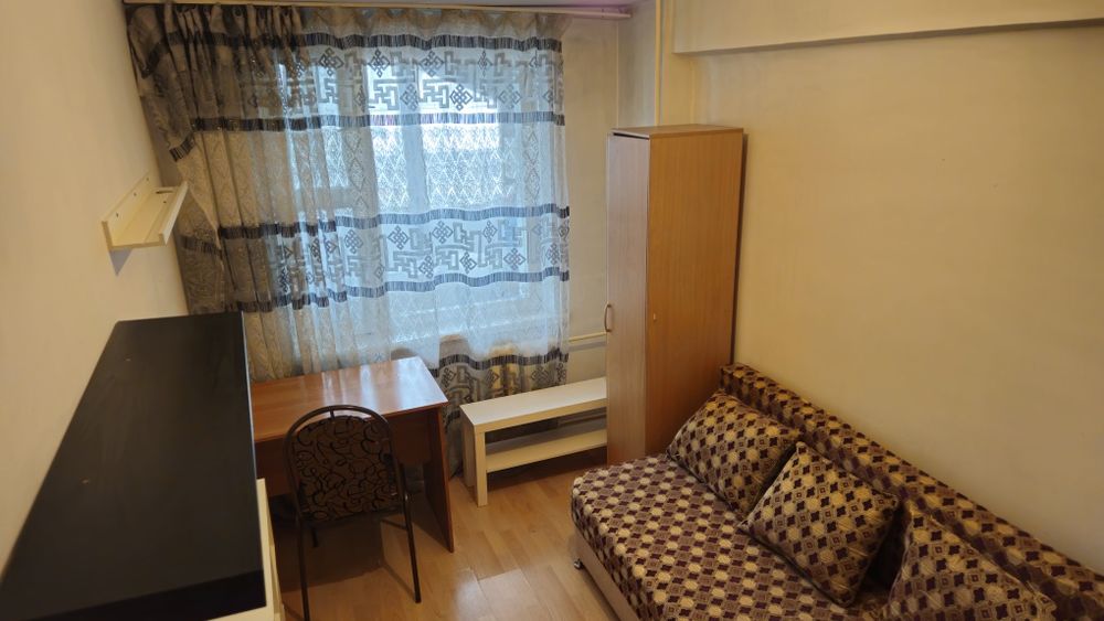 Девушке  в надёжном доме