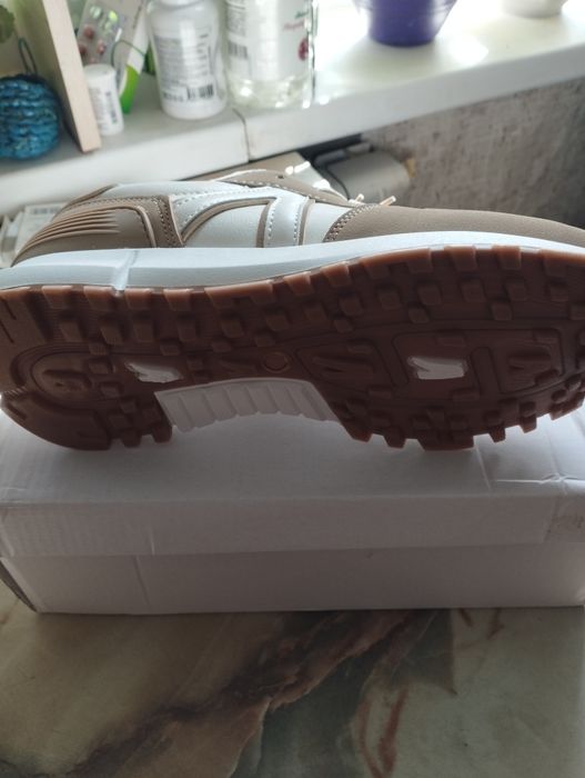 Кроссовки женские