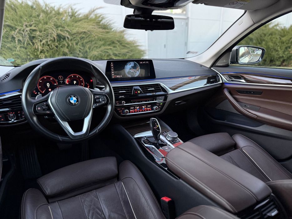 BMW 520~G30~Individual~Head Up~Camera 360~X-Drive~Soft Close