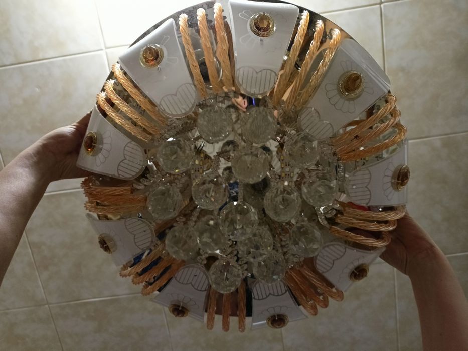 Продам яркую люстру