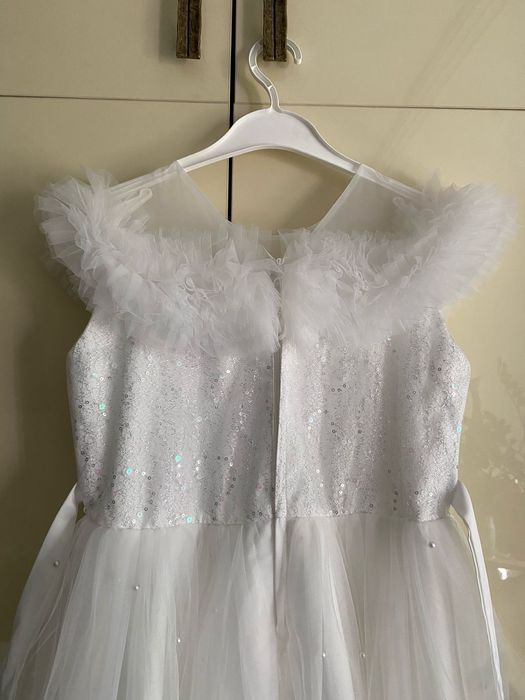 Продам платье на рост 152