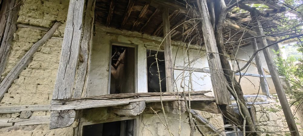 Къща с голям двор 3200 кв.м и река с. Новосел, обл. Шумен