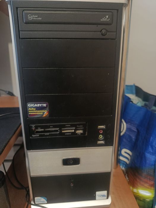 Компьютер с компьютерным столом