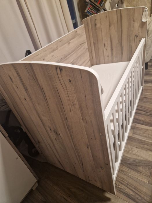 Бебешка кошара с люлеещ механизъм