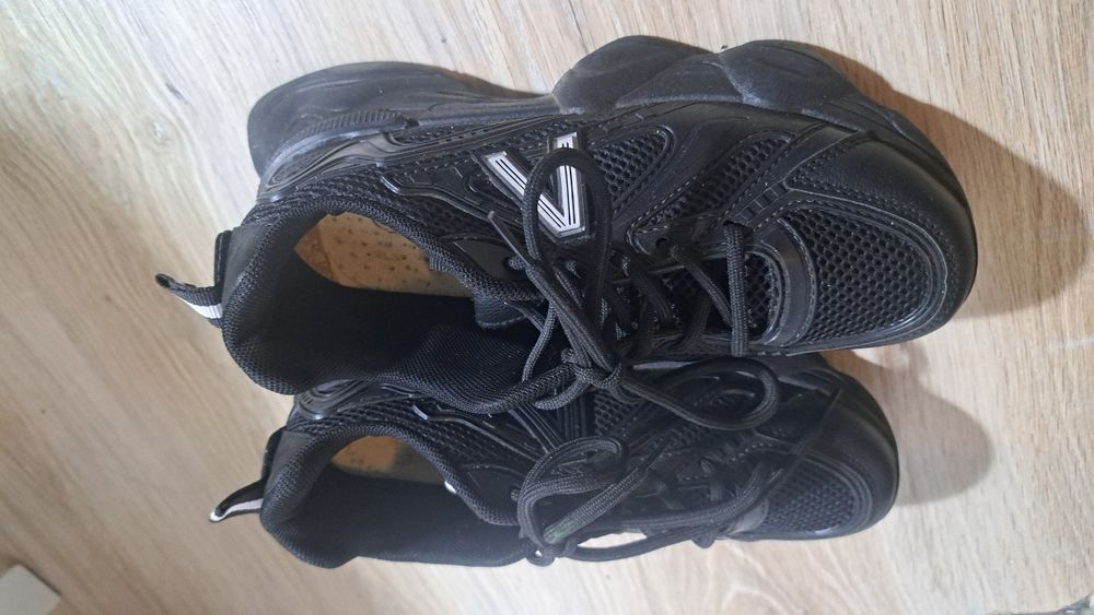 Черни удобни сникърси