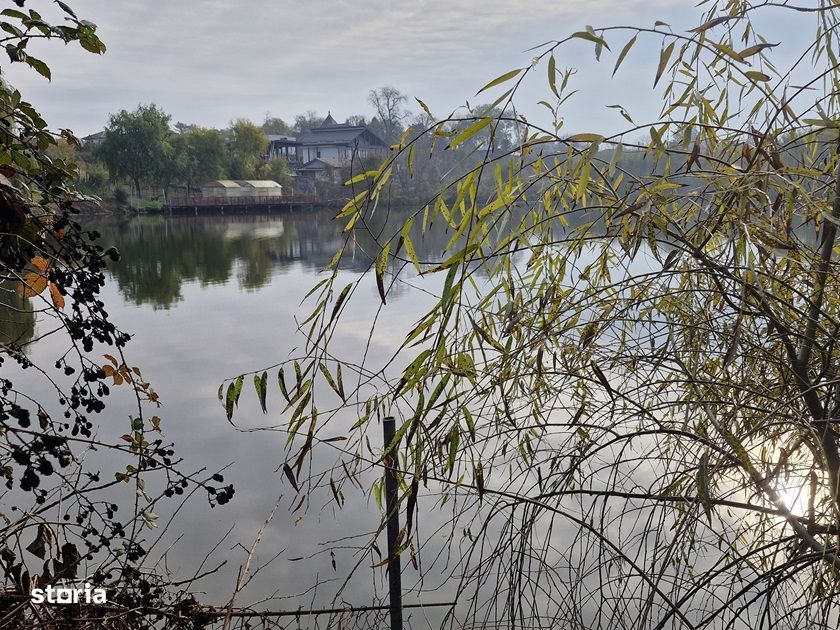 Teren langa case cu utilitati, lac la 300 metri,700 mp, 38500 euro
