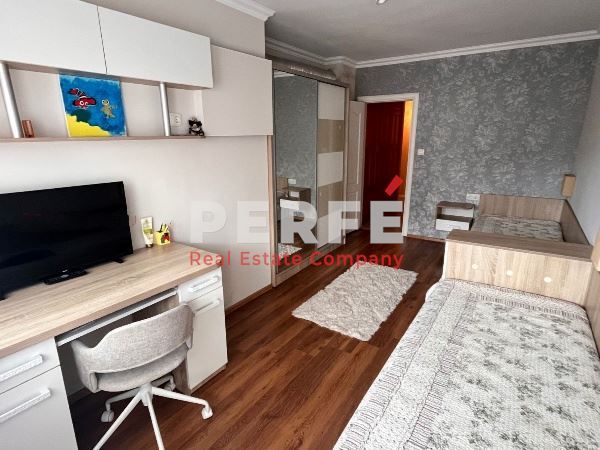 Продава се Тристаен апартамент в Бургас, Възраждане - 100 кв.м за 2300 €/кв.м - Снимка #6