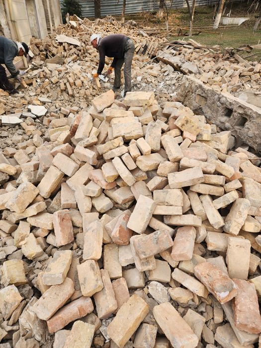 Pishgan gisht bor kirpich 500 somdan dastavka bor xolati zor