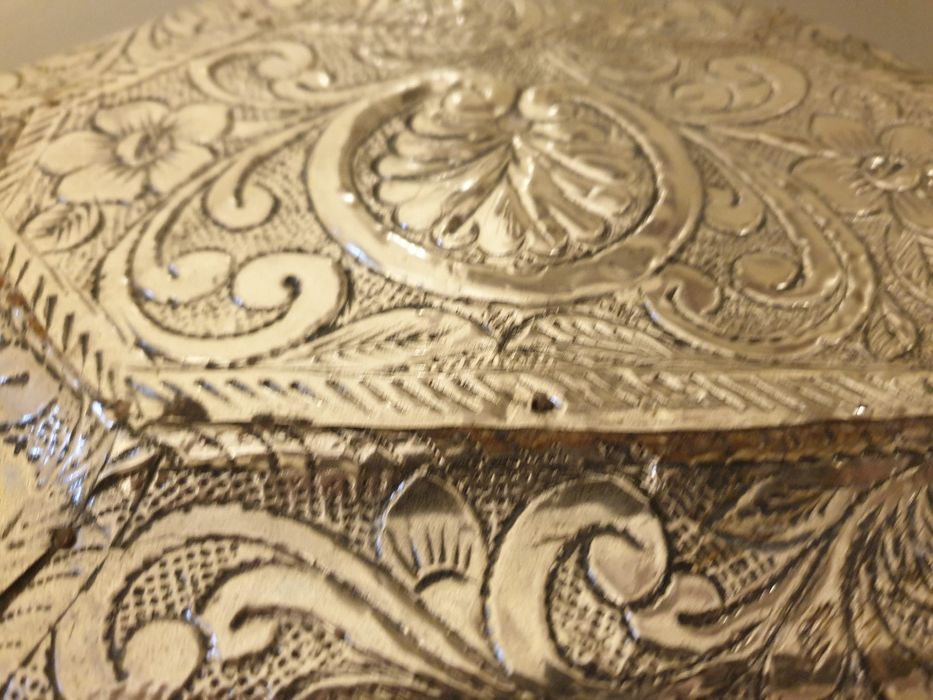 Caseta de bijuterii veche din lemn și argint