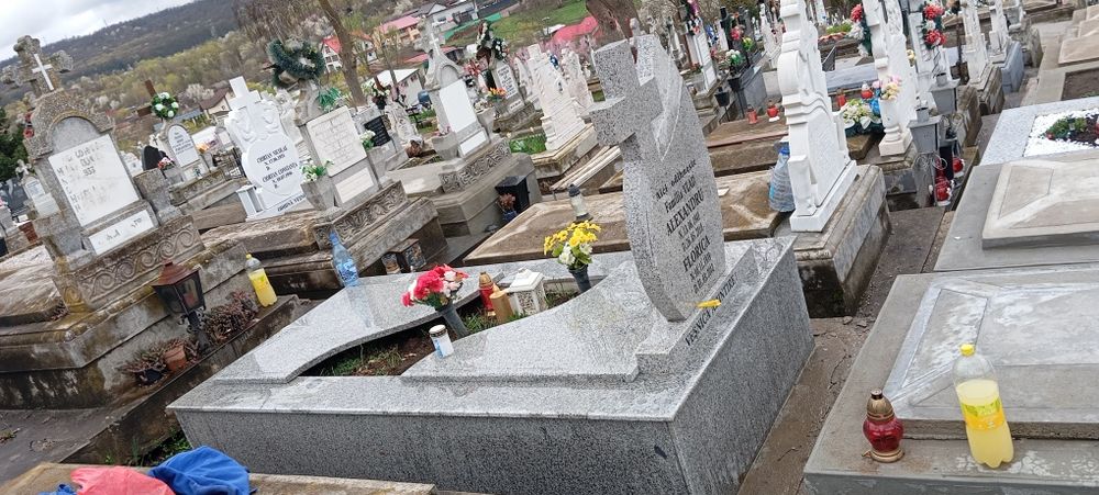 Monumente funerare