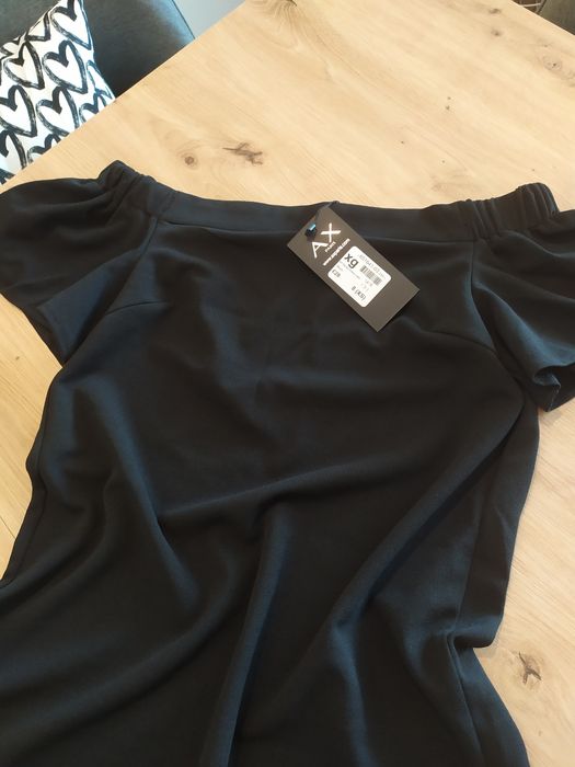 Черна рокля с голи рамене