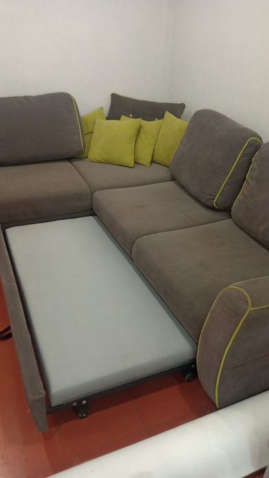 Угловой диван с ящиками.