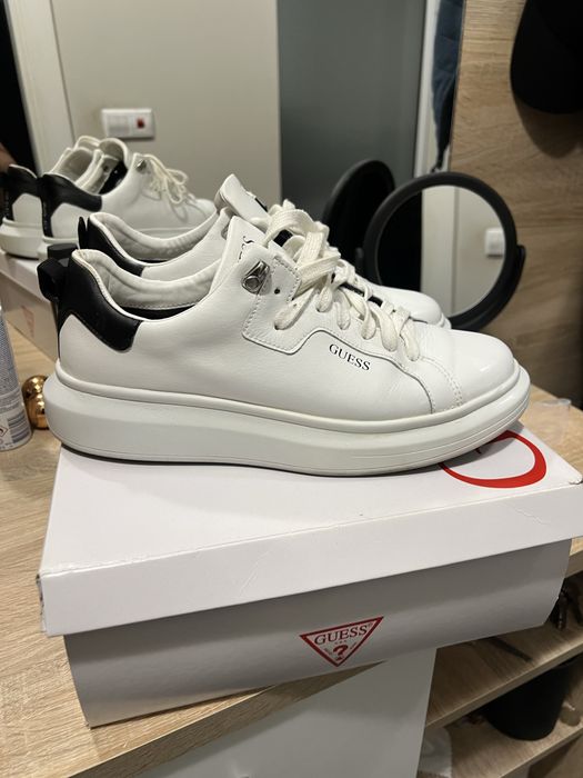 Кожени обувки Guess