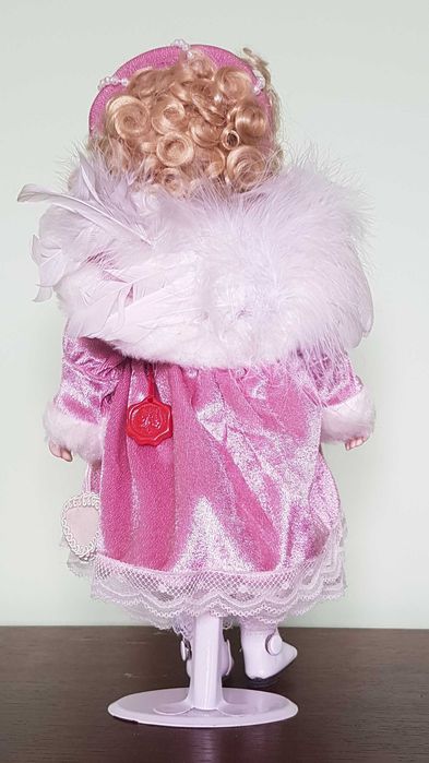 Порцеланова кукла със стойка