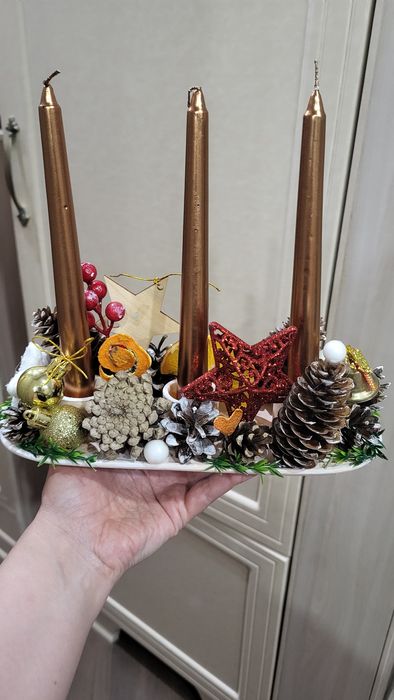 Подсвечники со свечами.