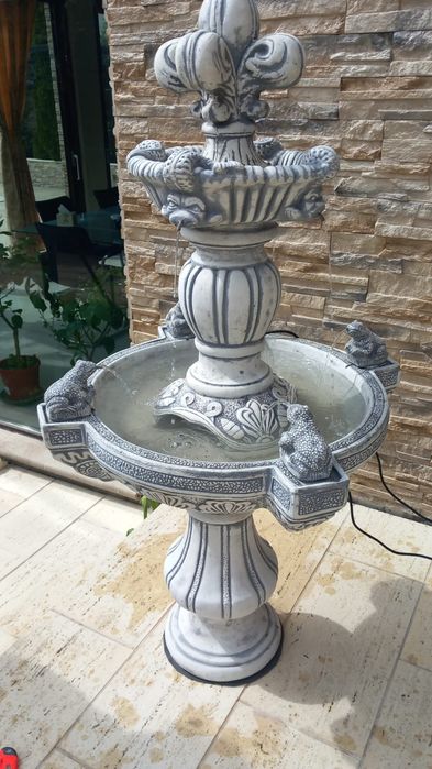 Fântână arteziana/Statui/jardiniere /vaze de flori