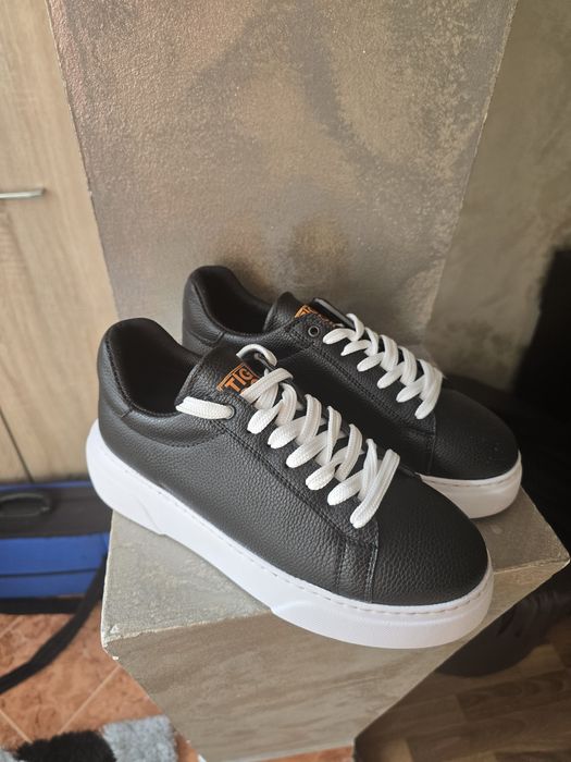 Vând adidași semi pele