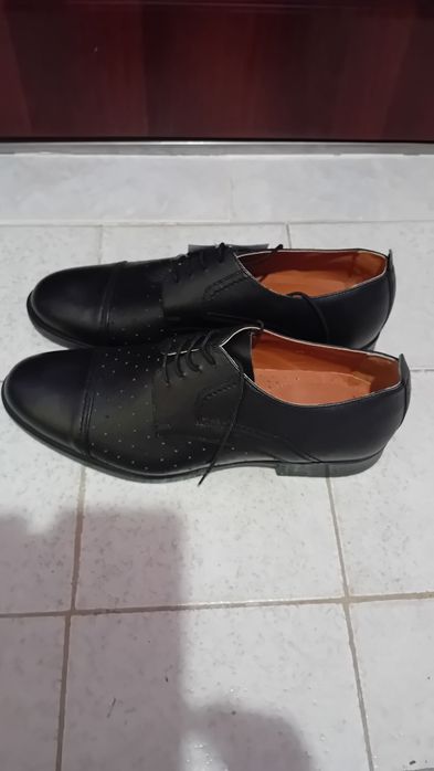 Продавам чисто нови мъжки български обувки