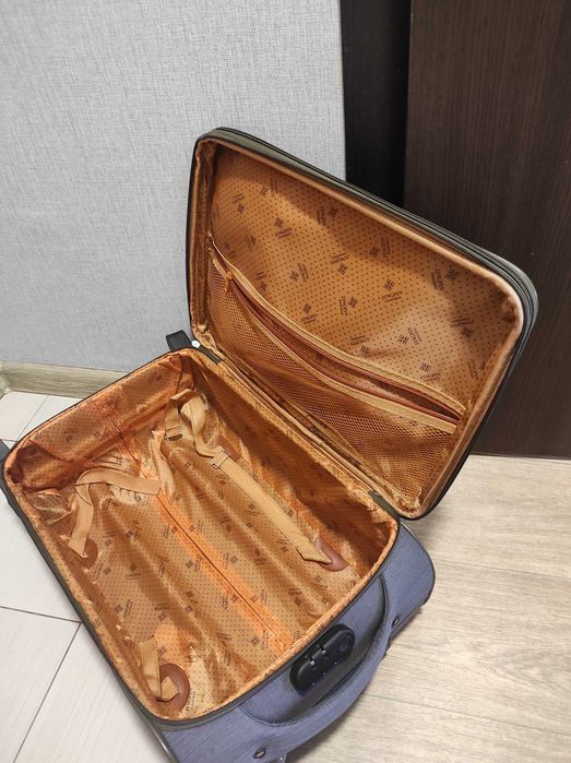 Продам дорожный чемодан