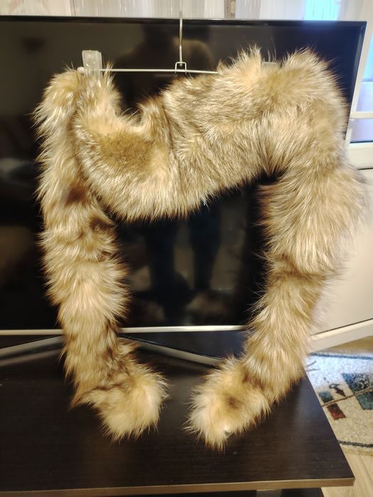 Guler atașat de femeie.