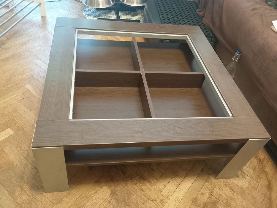 Продавам холни маси