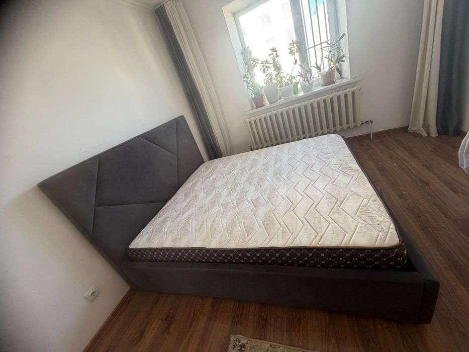 Продам кровать 180*200, с матрасом.