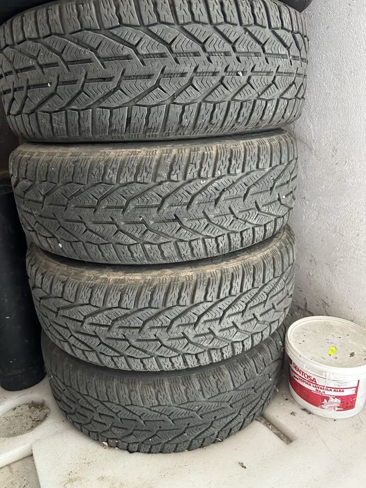 Vând jante cu cauciucuri de iarnă