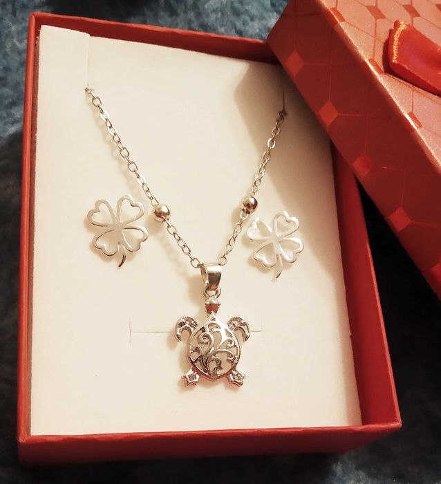 Чисто нов,дамски,, сребърен комплект в подаръчна кутия.