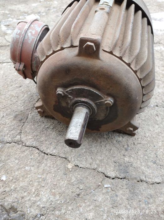 Продам Электродвигатель. 4 КВ. 1500 об. Диаметр вала 32мм.