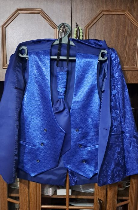 Продам  Муж  костюм  52  размер