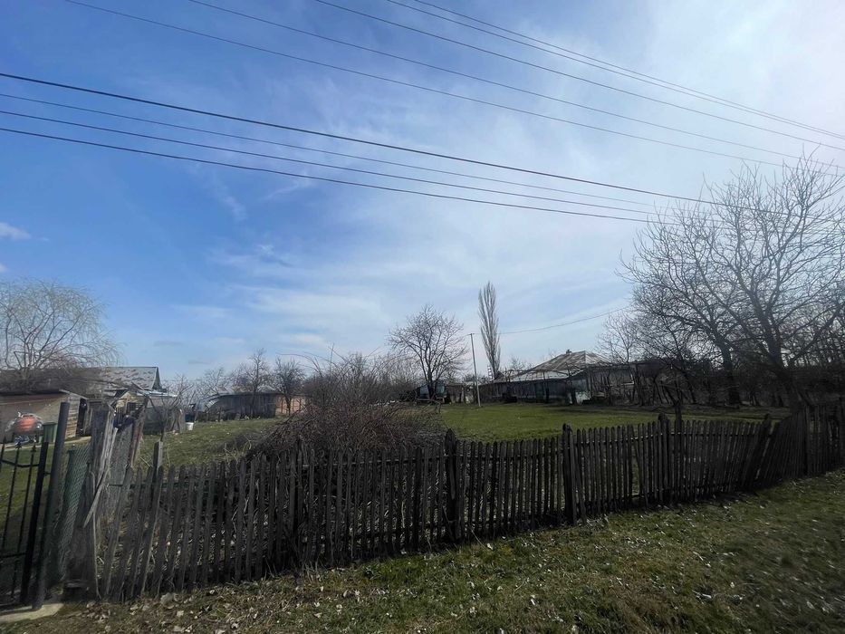 Casa de vanzare plus teren pret negociabil